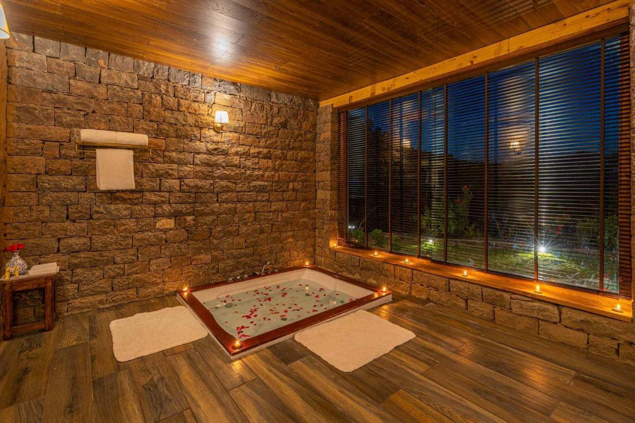 Stayvista At Mountain Mirage 3Br Villa Luxury In Kasauli With Jacuzzi โซลัน ภายนอก รูปภาพ